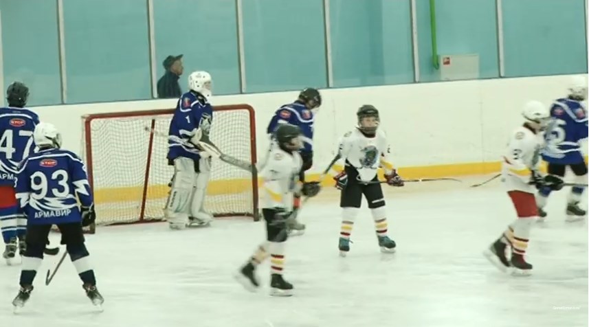В Армавире 5 хоккейных команд стали участниками турнира памяти Георгия Кандинера